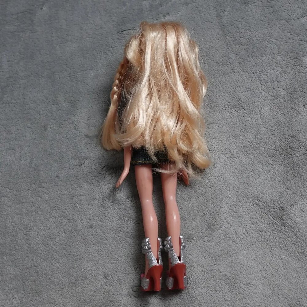 Bratz Play Doll Cloe Straight Blonde Hair Casual Outfit Top Skirt - Picture 7 of 11